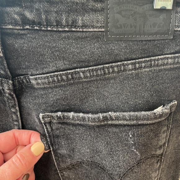721 High Rise Skinny Levis. Distressed size 29 - Picture 5 of 8